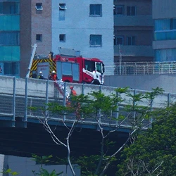 Colisão envolveu um carro e a moto onde estava a vítima. Ciclovia foi fechada para o trabalho da perícia