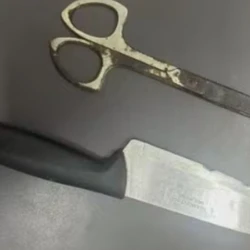 O menino ligou para o 190 e relatou a situação enquanto se escondia com seus dois irmãos