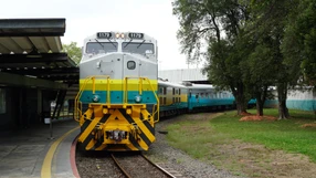 Trem de passageiros da Vale na Estrada de Ferro Vitória a Minas