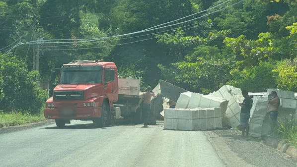 Automóvel capotou após atingir carga de caminhão que invadiu a contramão, na tarde de terça-feira (3)