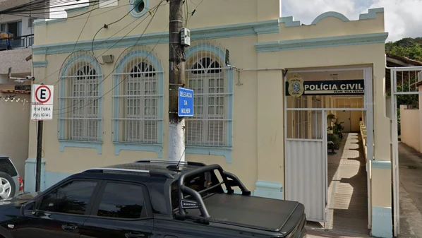 Jovem de 23 anos relatou ter sido agredida durante a madrugada e ameaçada de morte; suspeito foi autuado em flagrante