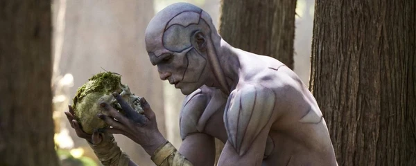 A criatura de Frankenstein no filme de Guillermo del Toro (2025)