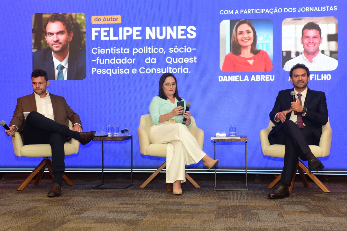 O cientista político, Felipe Nunes, durante palestra no Diálogos.ag. Na medição, Daniela Abreu e Abdo Filho por Carlos Alberto Silva