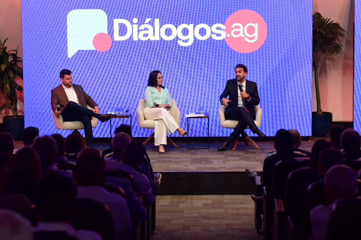 O cientista político, Felipe Nunes, durante palestra no Diálogos.ag. Na medição, Daniela Abreu e Abdo Filho por Carlos Alberto Silva