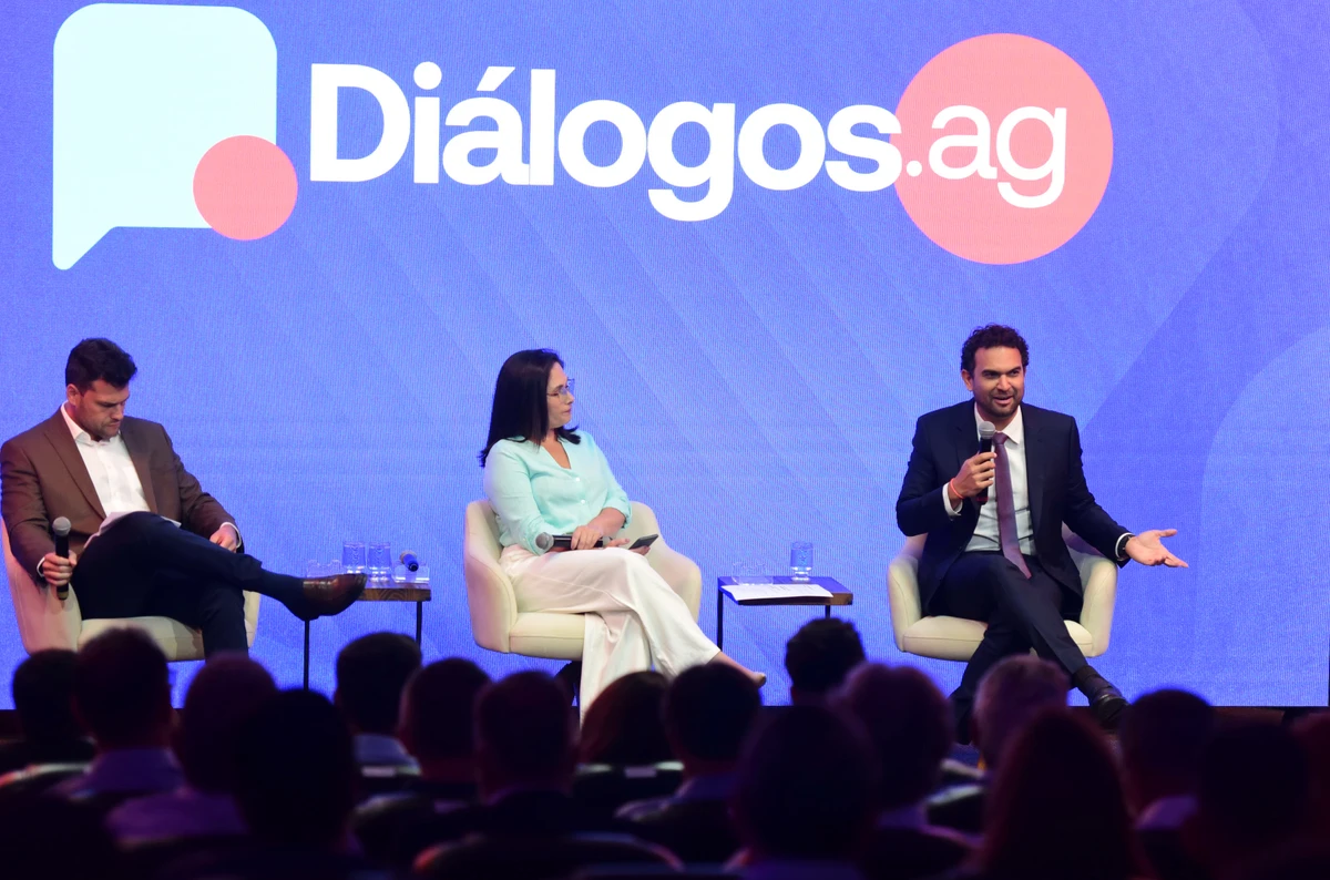 O cientista político, Felipe Nunes, durante palestra no Diálogos.ag. Na medição, Daniela Abreu e Abdo Filho por Carlos Alberto Silva