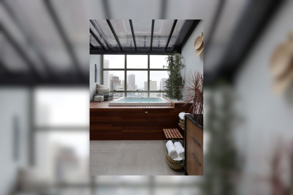 As coberturas de vidro permitem entrada de luz natural e criam uma conexão direta entre interior e exterior (Projeto: BMA Studio | Imagem: Mariana Orsi)