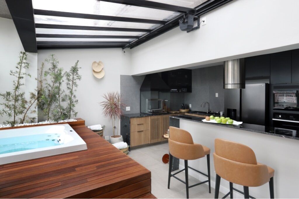 As coberturas móveis são uma das soluções mais desejadas devido à sua flexibilidade (Projeto: BMA Studio | Imagem: Mariana Orsi)