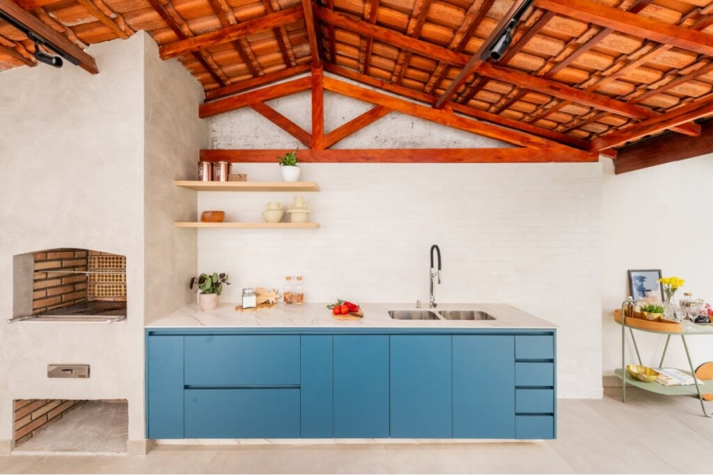 As telhas de barro contribuem com o frescor dos ambientes internos (Projeto: BMA Studio | Imagem: Guilherme Pucci)