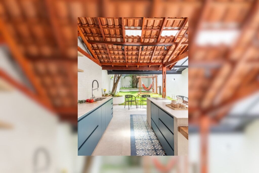 As telhas translúcidas priorizam a iluminação natural e a redução do consumo energético (Projeto: BMA Studio | Imagem: Guilherme Pucci)