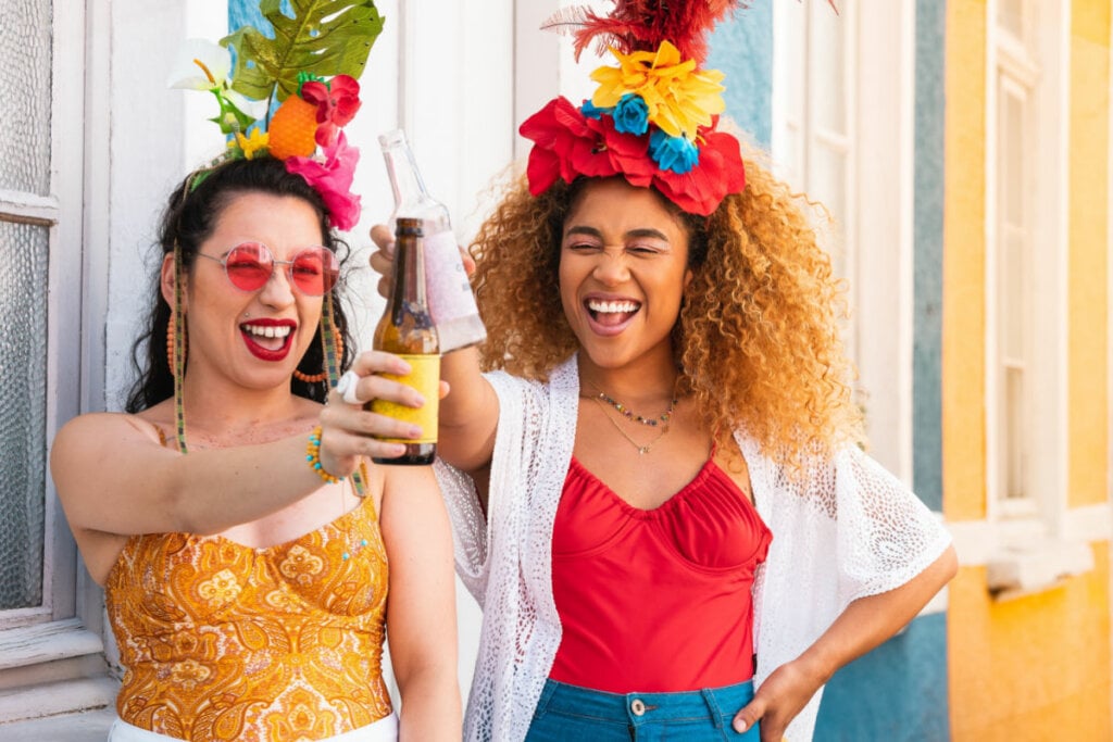 O excesso de álcool no Carnaval pode provocar intoxicação aguda e sistêmica (Imagem: Vergani Fotografia | Shutterstock)