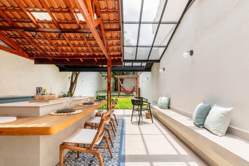 O uso híbrido de coberturas permite extrair o melhor desempenho de cada sistema (Projeto: BMA Studio | Imagem: Guilherme Pucci)