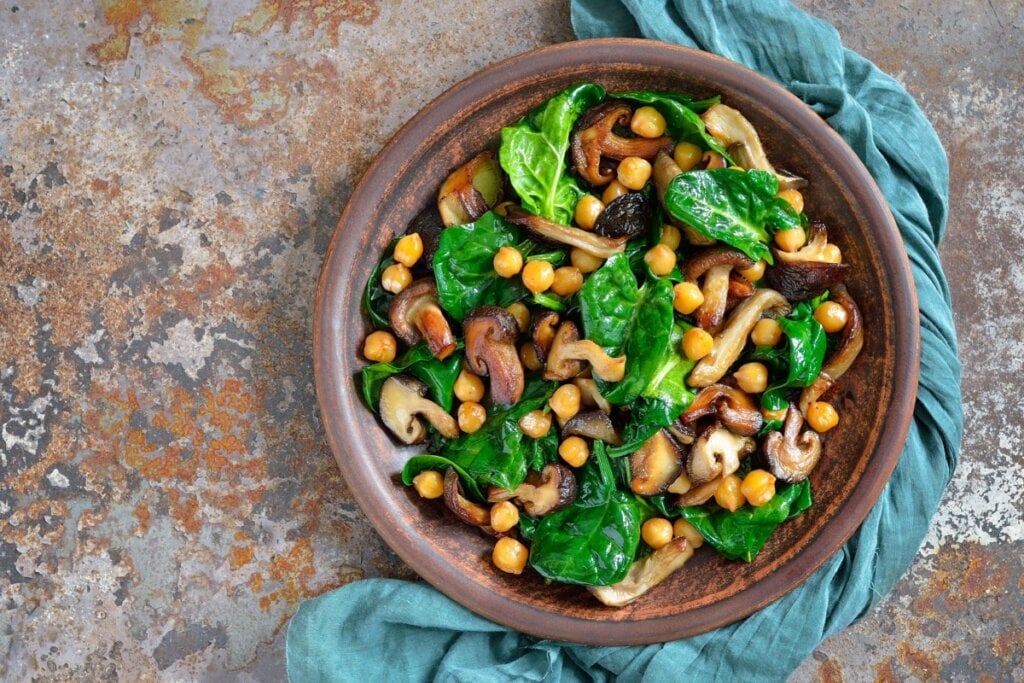 Salada morna de grão-de-bico com cogumelo e espinafre (Imagem: Fortyforks | Shutterstock)