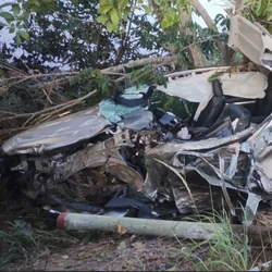 Vítima ficou presa às ferragens e chegou a ser socorrida, mas morreu assim que deu entrada no hospital