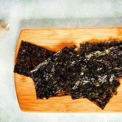 Preta, crocante, muitas vezes achatada e quadrada, a alga marinha seca ganha popularidade, mas também fica mais cara.