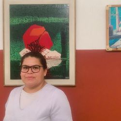 Auxiliares de enfermagem e cuidadores de idosos encontram uma renda extra ajudando até quem é jovem a agendar exames, buscar remédios ou em consultas médicas. Tarefas costumam ser combinadas por aplicativos e têm contratação informal.