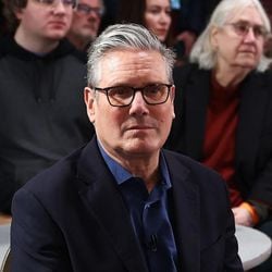 Keir Starmer pediu desculpas por ter 'acreditado nas mentiras de Peter Mandelson', ex-embaixador britânico nos Estados Unidos, envolvido nos documentos de Epstein. Agora, o primeiro-ministro vive um momento muito sério.