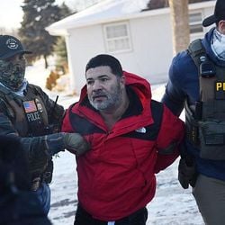 O pastor Sergio Amezcua afirma que sua igreja distribui alimentos para cerca de 100 mil pessoas em Minnesota, em sua maioria migrantes que não querem deixar suas casas para evitar serem detidos em batidas das autoridades de imigração.