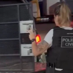 Ele foi encontrado pela polícia horas depois do crime, no município de Morada Nova (164 km de Fortaleza), no interior do estado, e será investigado por feminicídio