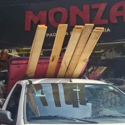 O acidente foi registrado por câmera de monitoramento; apesar da colisão, ninguém se feriu