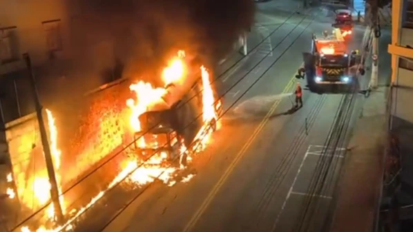De acordo com o Corpo de Bombeiros, ninguém ficou ferido; caso aconteceu durante a noite de quarta-feira (4)