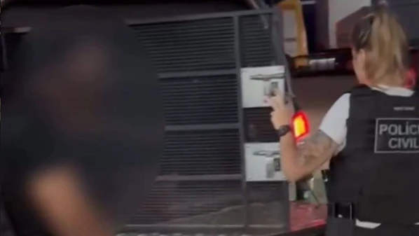 Ele foi encontrado pela polícia horas depois do crime, no município de Morada Nova (164 km de Fortaleza), no interior do estado, e será investigado por feminicídio