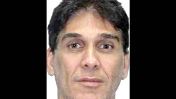 Adilsinho é procurado sob a suspeita de ser o mandante do homicídio de Fabrício Alves Martins de Oliveira, ocorrido em outubro de 2022