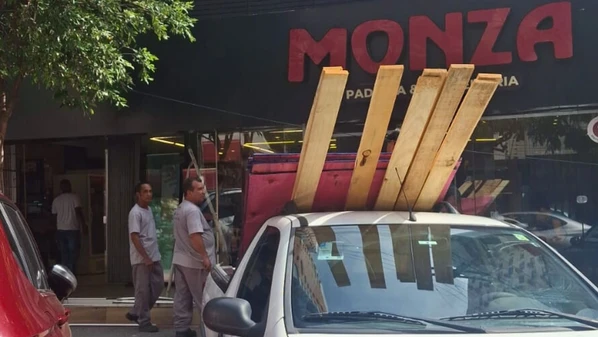 O acidente foi registrado por câmera de monitoramento; apesar da colisão, ninguém se feriu