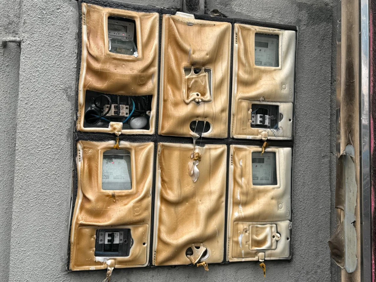 Caminhão pega fogo em avenida de Cachoeiro e provoca prejuízos por Isabelle Oliveira 