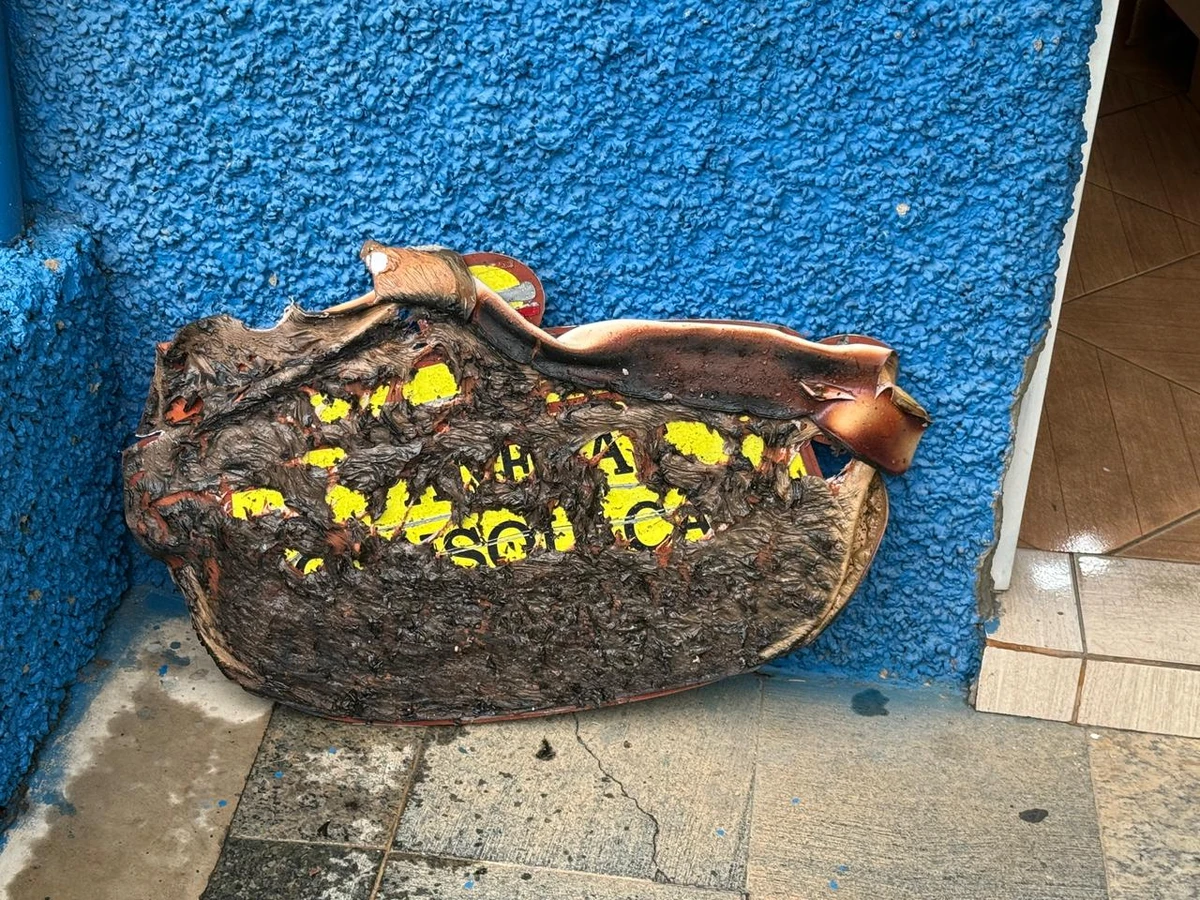 Caminhão pega fogo em avenida de Cachoeiro e provoca prejuízos por Isabelle Oliveira  