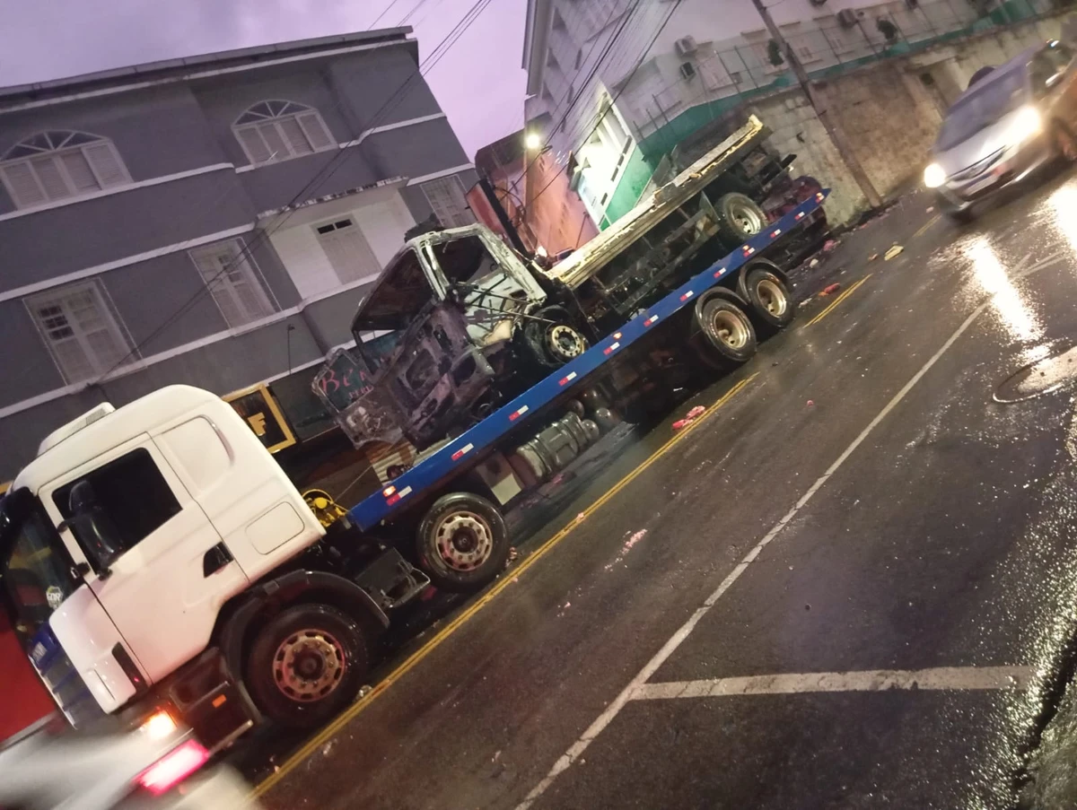 Caminhão pega fogo em avenida de Cachoeiro e provoca prejuízos por Isabelle Oliveira  