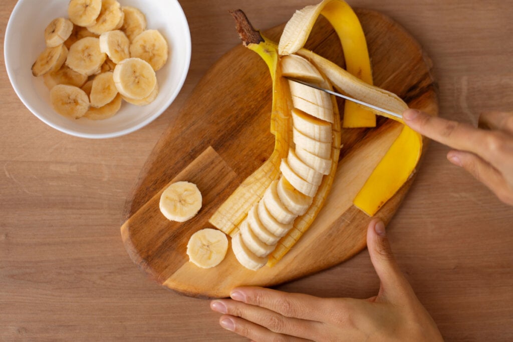 A banana é rica em nutrientes que ajudam a fortalecer o sistema imunológico (Imagem: james benjamin | Shutterstock)