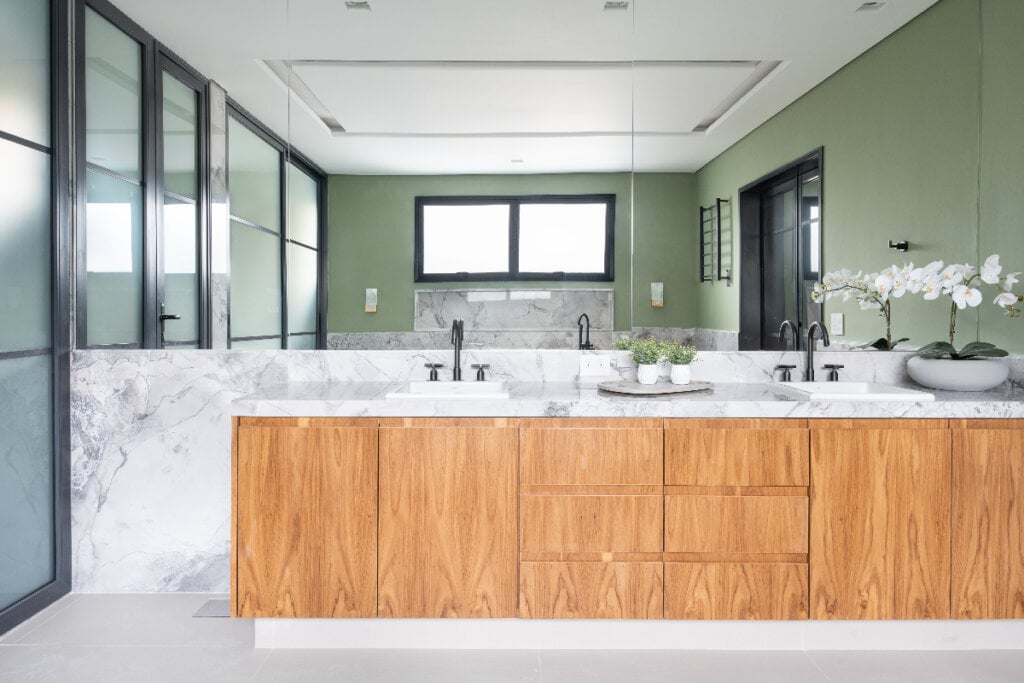 A madeira ajuda a aquecer visualmente o banheiro, trazendo sensação de conforto e equilíbrio (Projeto: Amanda Brandão | Imagem: Adriana Barbosa)