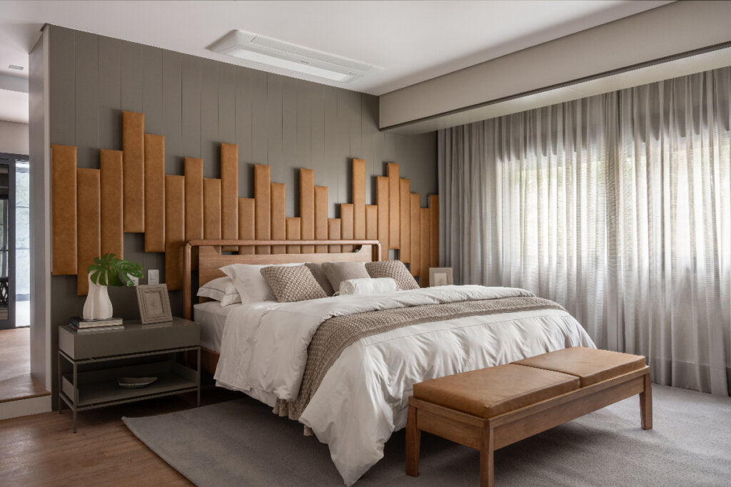 A madeira da cama funciona como base sólida e atemporal para o ambiente (Projeto: Amanda Brandão | Imagem: Adriana Barbosa)