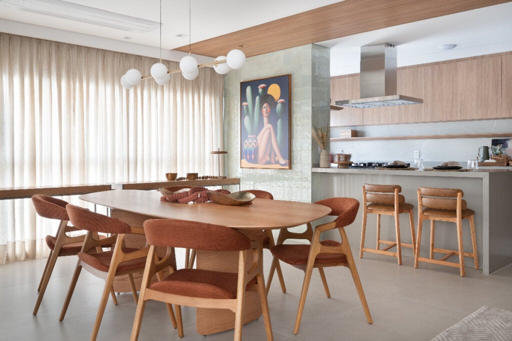 A mesa em madeira assume papel central e se destaca pela combinação com outros materiais (Projeto: Amanda Brandão | Imagem: Adriana Barbosa)
