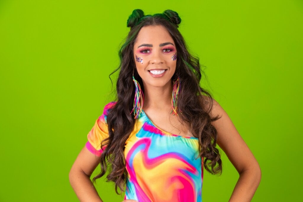 Com alguns acessórios, é possível criar um look carnavalesco sem comprar roupas novas  (Imagem: Bernardo Emanu | Shutterstock)