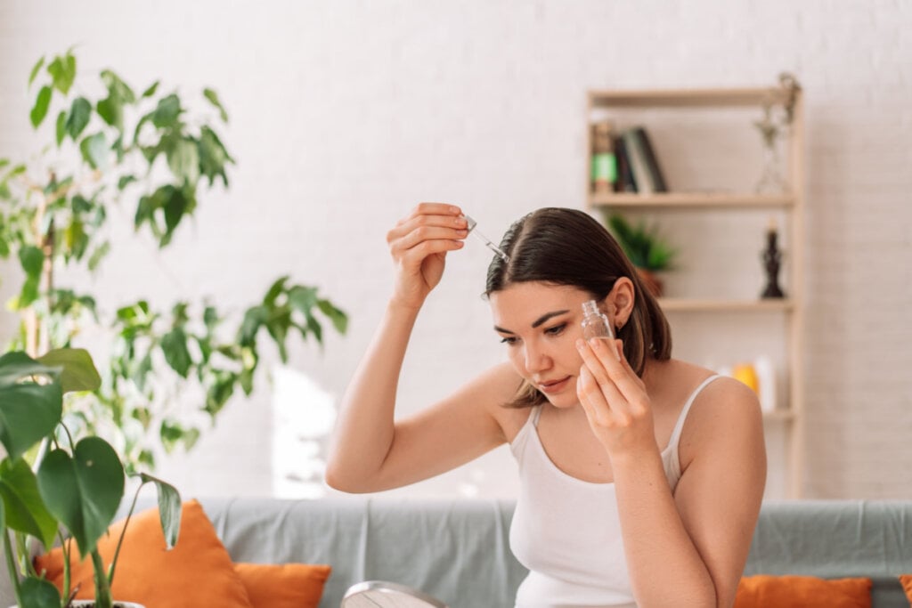 O tratamento para queda de cabelo pode envolver medicações tópicas ou orais, correção de deficiências nutricionais e procedimentos médicos (Imagem: Anastassiya Bezhekeneva | Shutterstock)