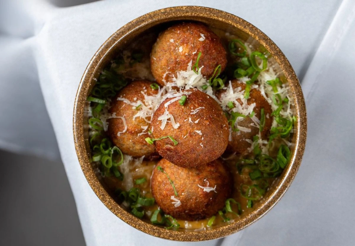 Bolinho de siri com molho de alho assado (entrada para compartilhar/R$ 60) Foto por Bruno Coelho