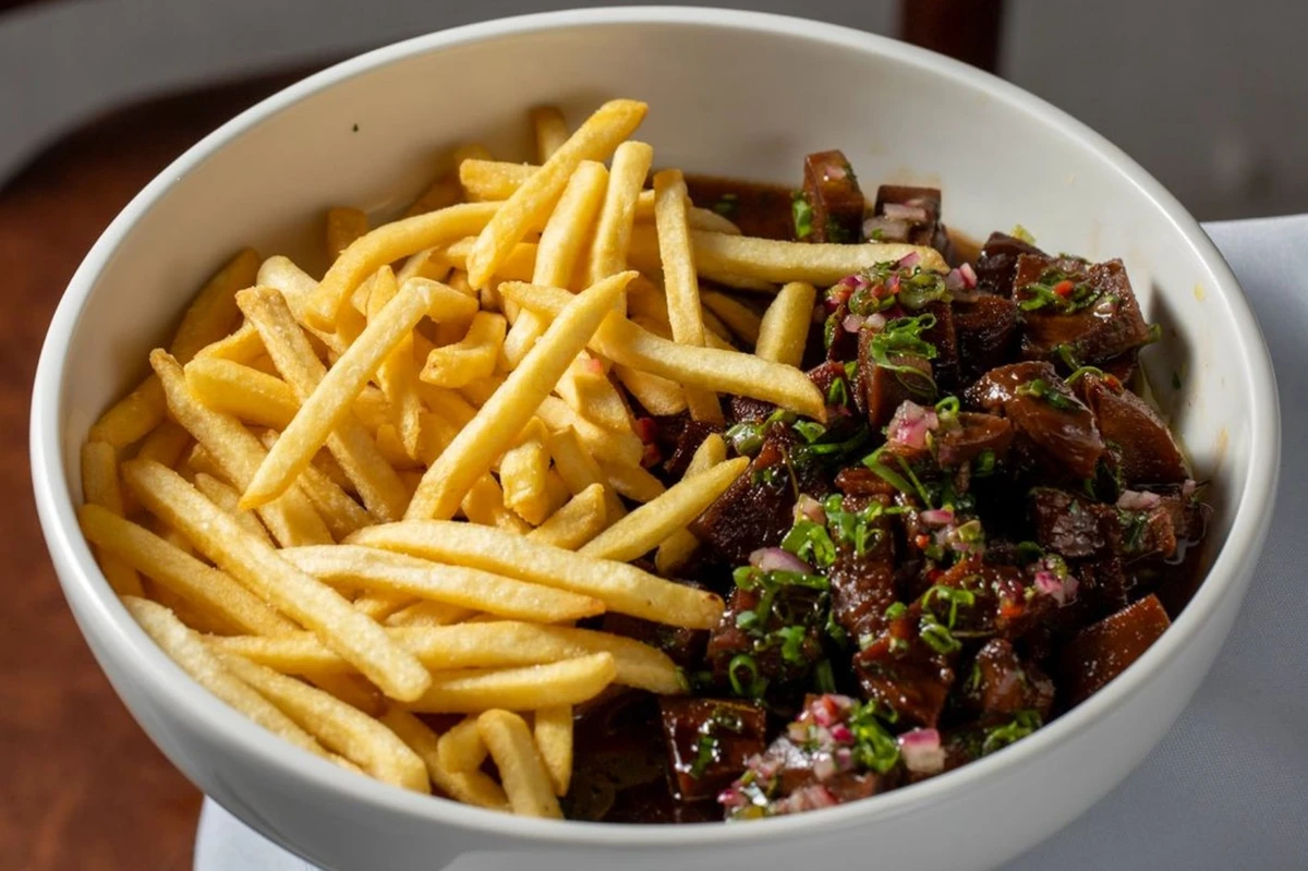 Língua de boi ao molho asiático e fritas (entrada para compartilhar/R$ 48) Foto por Bruno Coelho