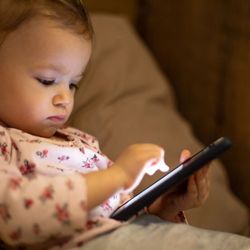 Veja como o consumo constante de vídeos curtos e jogos repetitivos afeta o desenvolvimento de crianças