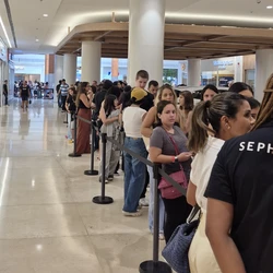 Abertura da Sephora no Shopping Vitória nesta sexta-feira (6) reuniu centenas de pessoas, que começaram a chegar às 3h da manhã para conseguir voucher de R$ 150 destinado aos primeiros clientes