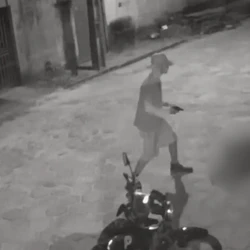 Homicídio aconteceu na quarta-feira (4) e foi flagrado por uma câmera de segurança; confira as imagens
