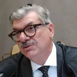 Marco Buzzi se defendeu em sessão, mas titubeou sobre nome da vítima; ele apresentou atestado médico e disse que alegações "não correspondem aos fatos"