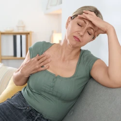 Além dos efeitos sobre o cérebro, a perimenopausa também está associada a mudanças metabólicas importantes, como aumento da resistência à insulina, maior acúmulo de gordura abdominal e elevação do risco cardiovascular.