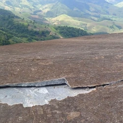 Iema detectou fraturas em rocha; processo está associado a desgaste e decomposição das pedras ao longo do tempo