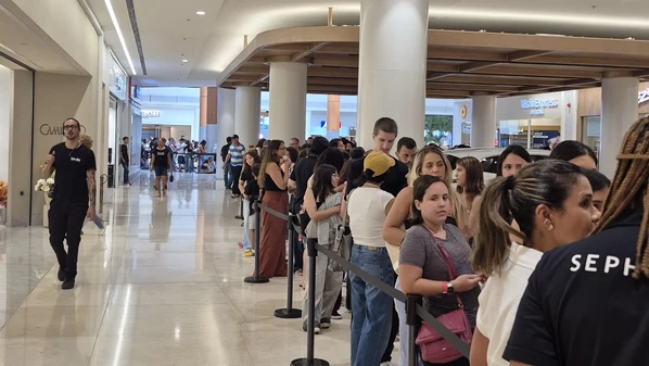 Abertura da Sephora no Shopping Vitória nesta sexta-feira (6) reuniu centenas de pessoas, que começaram a chegar às 3h da manhã para conseguir voucher de R$ 150 destinado aos primeiros clientes