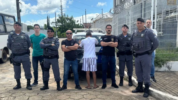 O homem confessou o crime e a relatou que foi traído pelo companheiro; contra ele também havia um mando de prisão em aberto por crimes contra a dignidade sexual