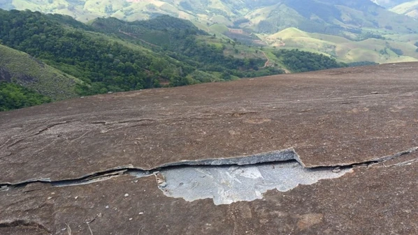 Iema detectou fraturas em rocha; processo está associado a desgaste e decomposição das pedras ao longo do tempo