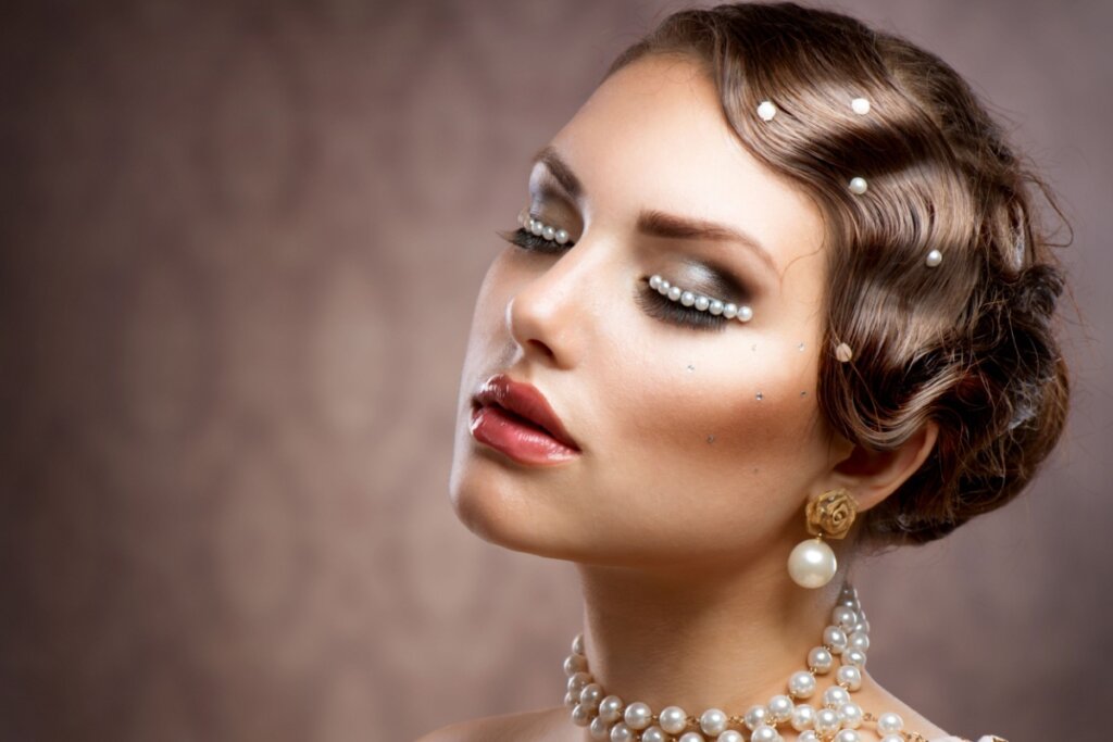 As pérolas ajudam a iluminar o penteado de Carnaval sem pesar (Imagem: Subbotina Anna | Shutterstock)