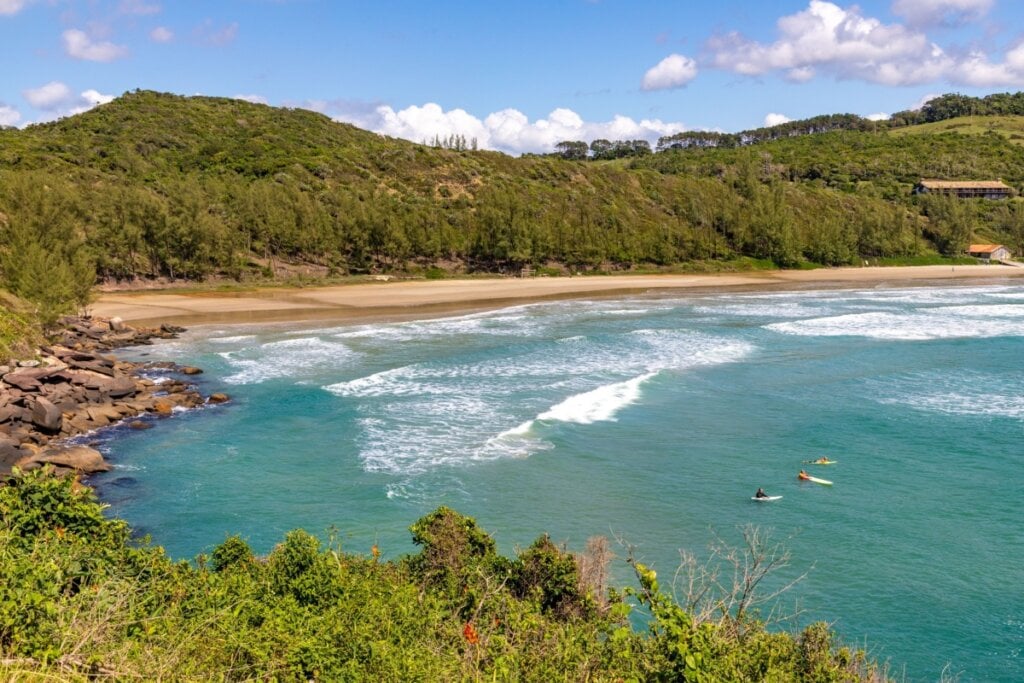 Do passeio pela Praia Vermelha ao jantar no Urucum, o segundo dia no Rosa é feito de trilhas, frutos do mar e momentos inesquecíveis (Imagem: Viagens e Caminhos | Shutterstock) 