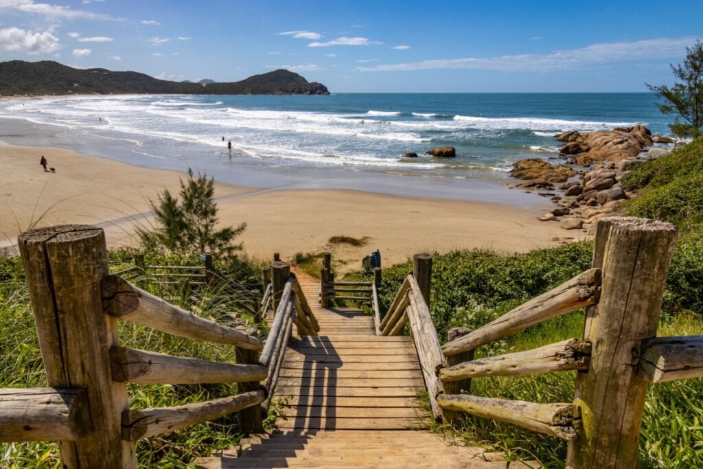 O primeiro dia na Praia do Rosa pode ser aproveitado com uma leve caminhada até a praia, passeios pelo centrinho e uma degustação totalmente autoral (Imagem: Viagens e Caminhos | Shutterstock)
